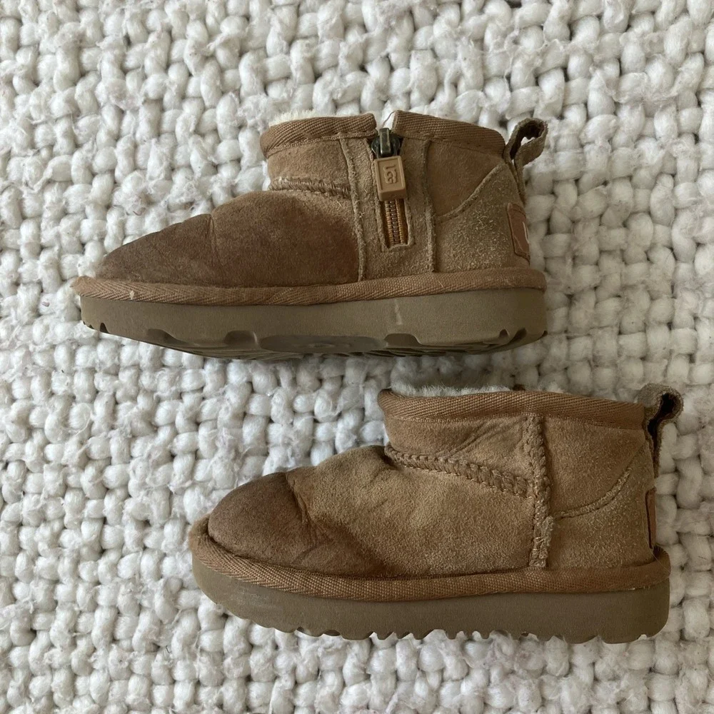 UGG Todder Low Boots Size 7 Fuzzy Warm Cute‎